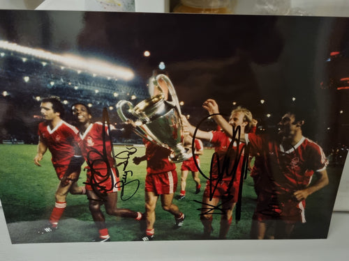 Multi signed Nottingham Forest photo